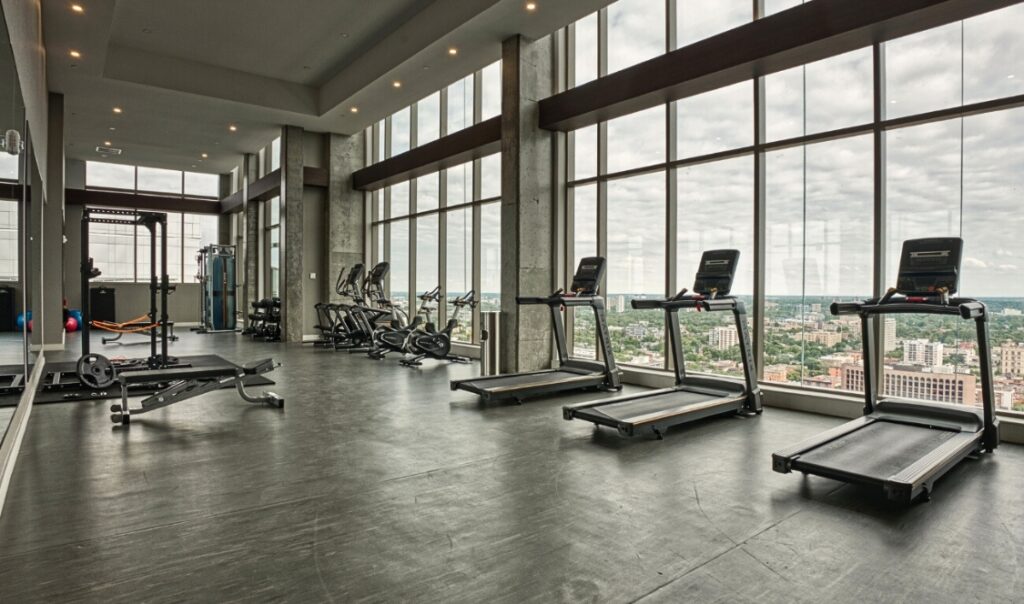 Salle d'entraînement avec vue sur la ville du projet The Met